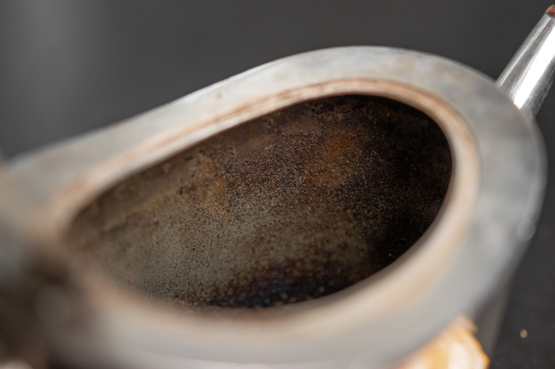 Dunkle Verfärbungen in einer Teekanne - richtig säubern